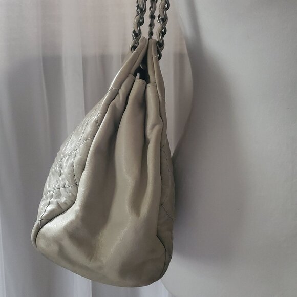 VINTAGE CHANEL Shoulder Bag, Light Gray Leather - Picture 15 of 16